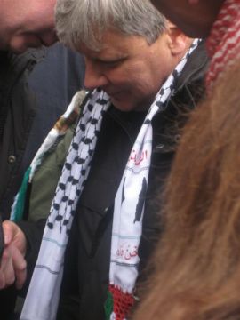 Lars Ohly iklädd en Palestinahalsduk med en karta UTAN Israel! Foto: Bloggen.